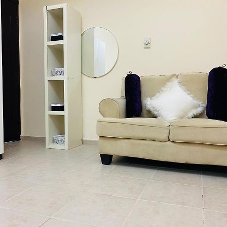 Nash Guest House Females Only Dubai Exteriör bild