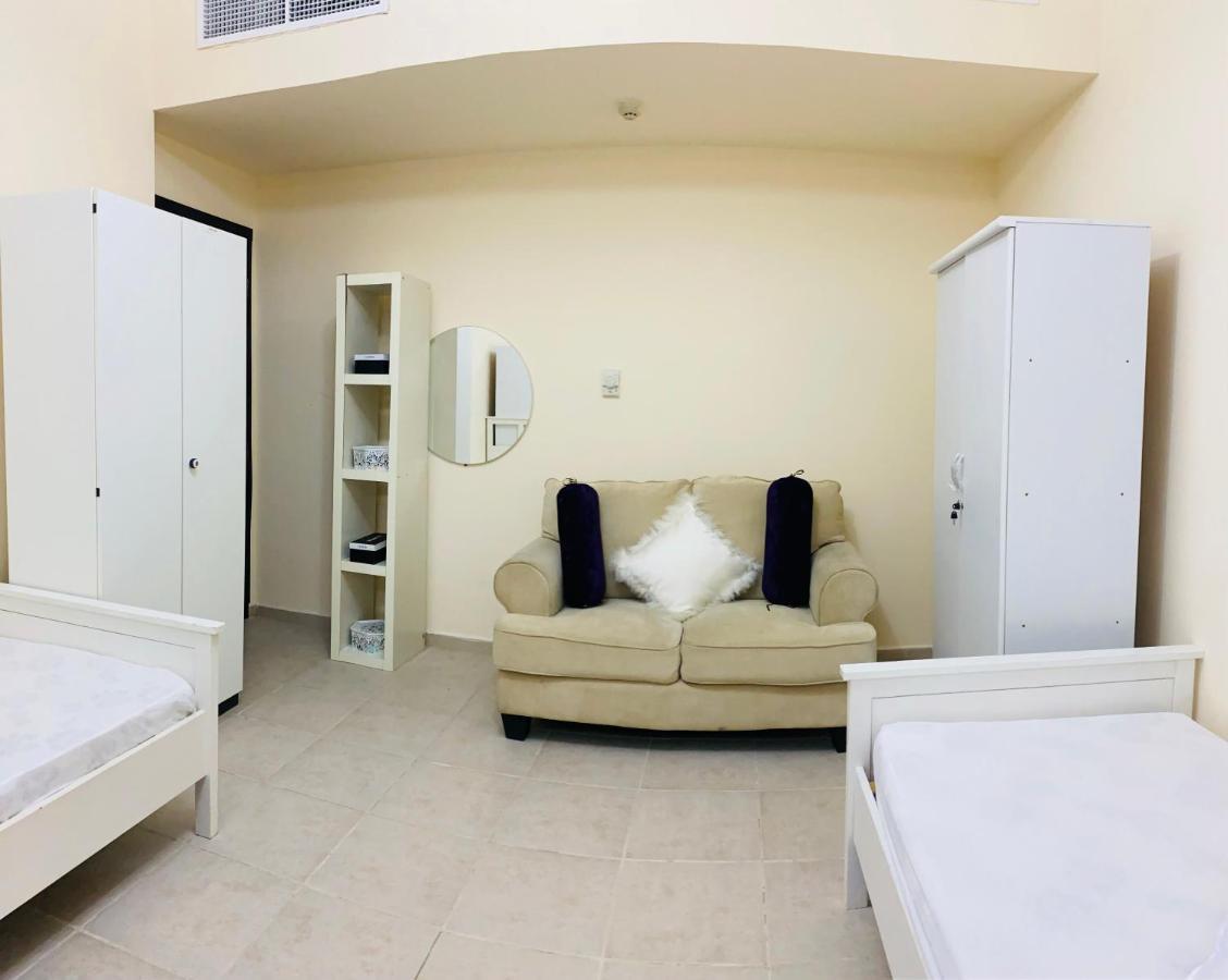 Nash Guest House Females Only Dubai Exteriör bild