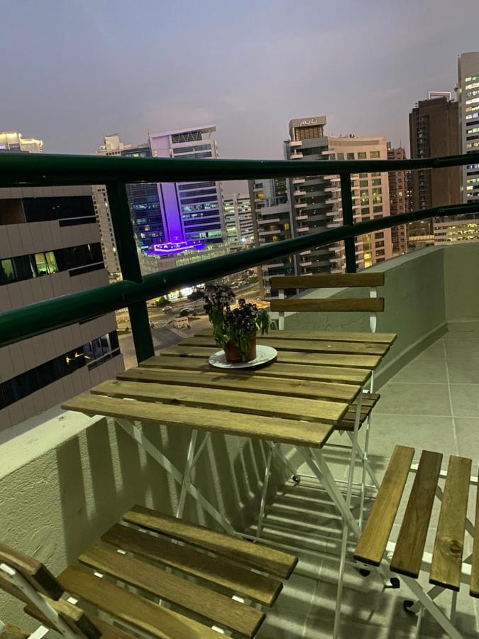 Nash Guest House Females Only Dubai Exteriör bild