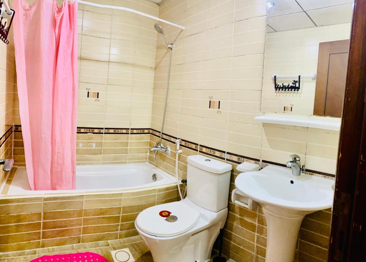 Nash Guest House Females Only Dubai Exteriör bild