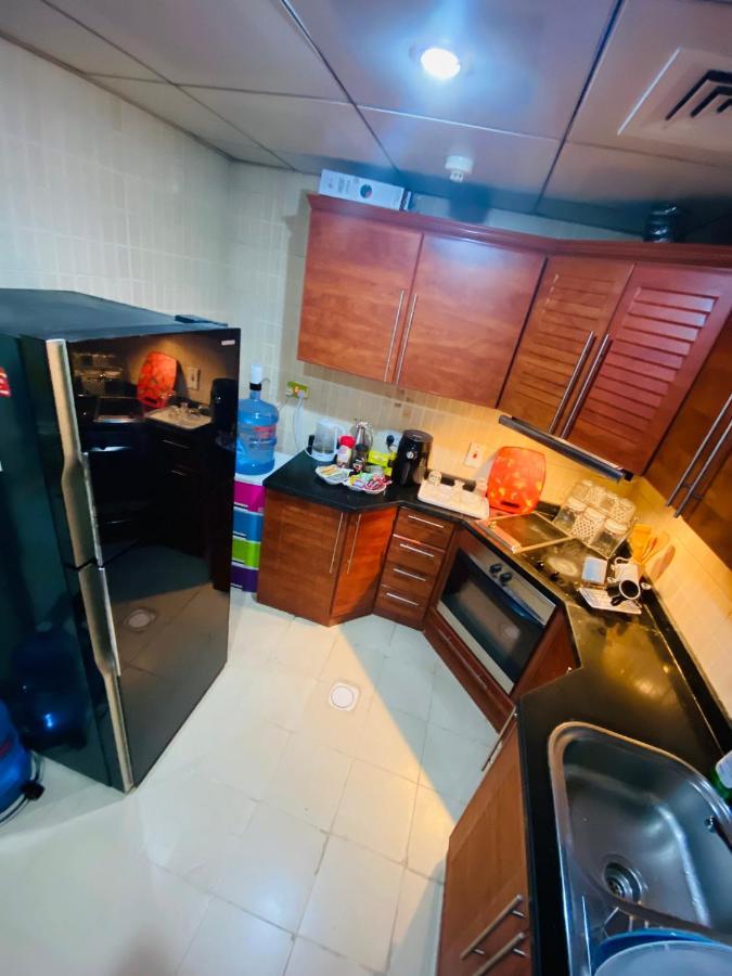 Nash Guest House Females Only Dubai Exteriör bild